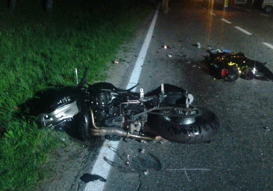 auto-taglia-la-strada-motociclista-con-velocita-sostenuta-e-tasso-alcolemico-elevato